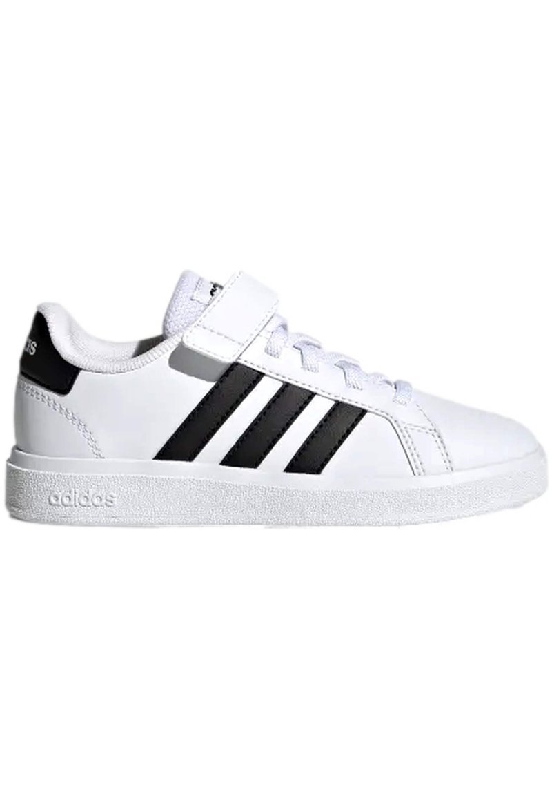 Zapatillas sintéticas blancas con un diseño de caña baja, que cuentan con tres rayas negras, cierre de cordones en la parte delantera y una correa de Velcro. Suela texturizada blanca.