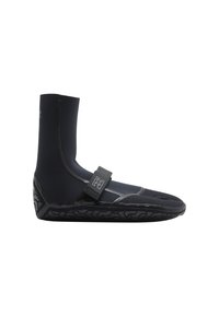 Zapato de agua negro de neopreno con cobertura alta en el tobillo, suela de goma y correa ajustable sobre el pie.