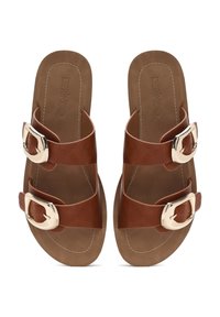 Sandales brunes à glissière avec double boucle, fabriquées en cuir lisse. Comprend une semelle intérieure rembourrée et des détails de couture subtils.