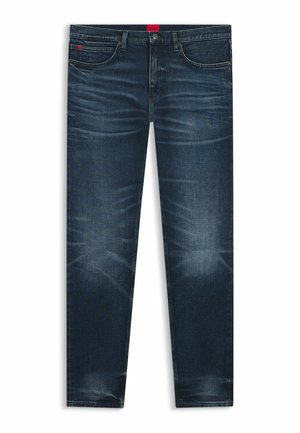 Dunkelblaue Slim-Fit-Jeans mit ausgewaschenen Details, Fünf-Taschen-Design, Knopf- und Reißverschluss sowie einem kleinen roten Markenlabel am Bund.