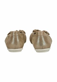 Ballerine in suede beige chiaro, con finitura lucida e dettagli a fiocco sul davanti, suola in gomma bianca e logo sul retro.