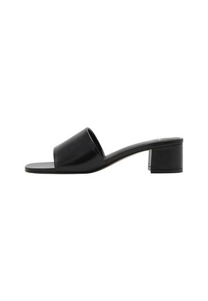 Sandale mule noire à bout ouvert avec une large bride, un petit talon bloc et un design à enfiler.