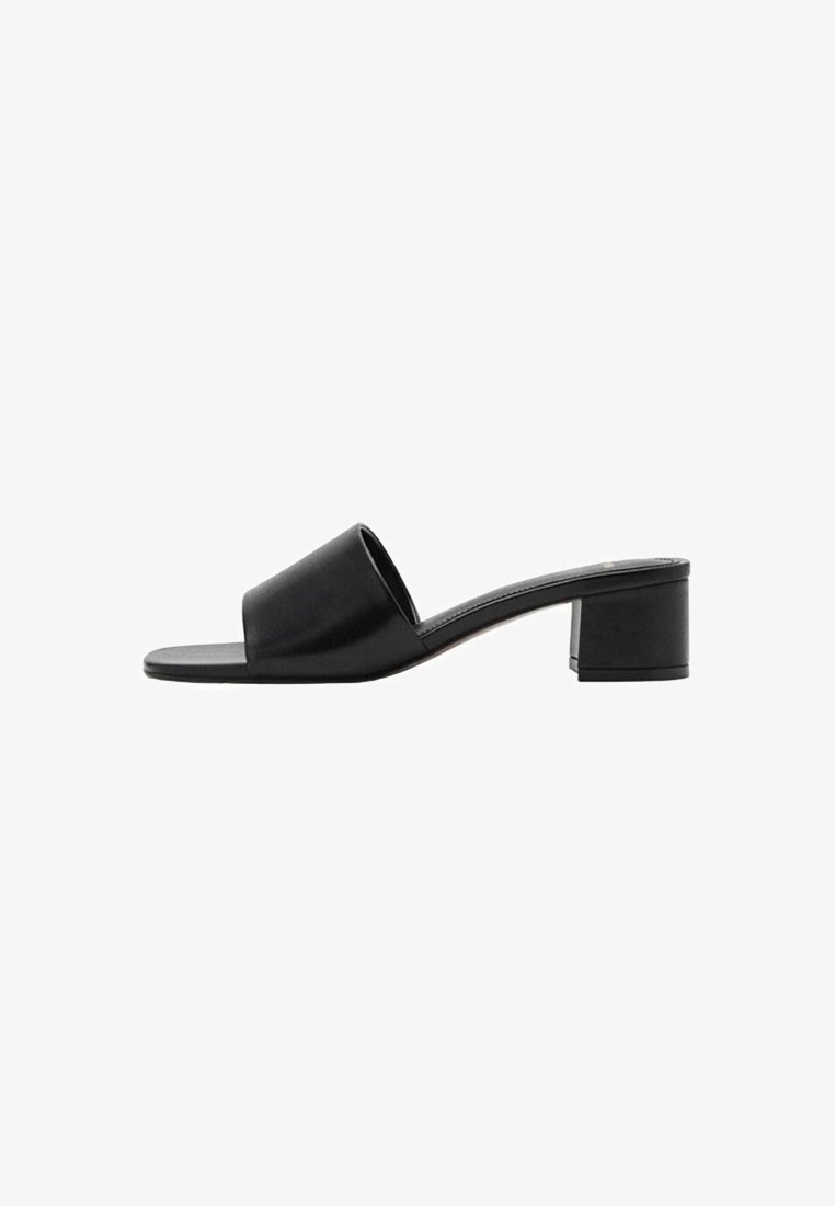 Sandale mule noire à bout ouvert avec une large bride, un petit talon bloc et un design à enfiler.