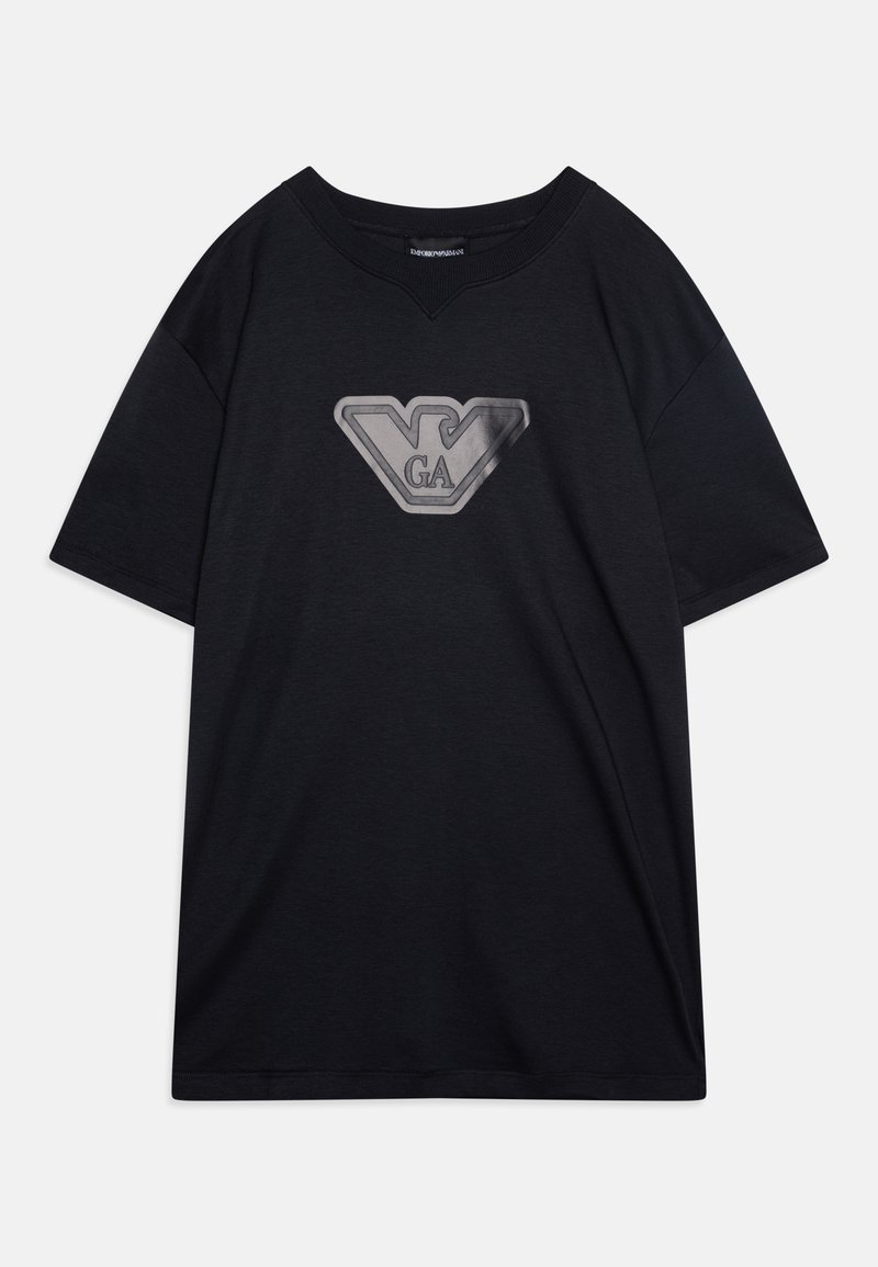 Μαύρη βαμβακερή μπλούζα με χαλαρή εφαρμογή, με μεγάλο ασημί-γκρι λογότυπο στο μπροστινό μέρος. Κοντά μανίκια και στρογγυλή λαιμόκοψη.