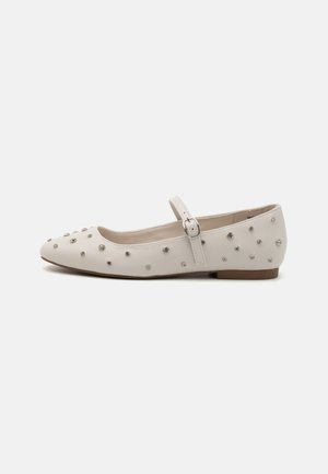 Bílé kožené ploché boty s špičatou špičkou, dekorativními cvočky a přezkou přes střední část nohy, s nízkým podpatkem.