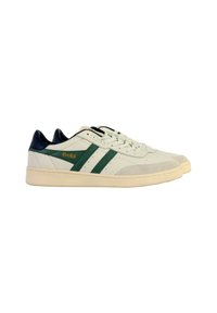 Hvide lavtop sneakers med grønne striber og marineblå hæl, beige sål og "Gola"-logo i guld på siden.