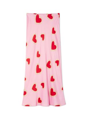 Ροζ φούστα με πλατύ τελείωμα, διακοσμημένη με σχέδιο μεγάλων κόκκινων καρδιών με μπεζ περίγραμμα και μικρές τελείες.