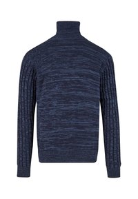 Granatowy sweter dzianinowy z wysokim kołnierzem, z teksturowanymi ściągaczami na rękawach oraz gładką częścią ciała z marmurkowym wzorem.
