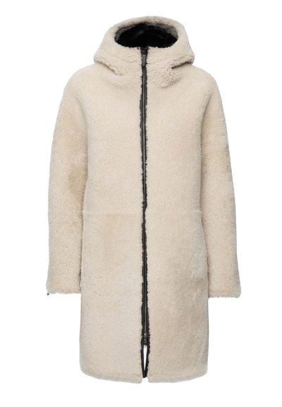 Cappotto lungo in fleece color crema con cappuccio, chiusura frontale con cerniera e tessuto morbido e testurizzato progettato per calore e comfort.