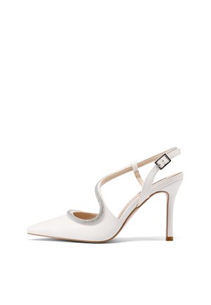 Sandal con tacco alto bianca e punta affusolata, caratterizzata da un accento argentato attorno al design ritagliato e una cinghia regolabile con fibbia metallica.