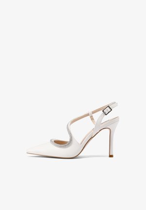 Sandal con tacco alto bianca e punta affusolata, caratterizzata da un accento argentato attorno al design ritagliato e una cinghia regolabile con fibbia metallica.