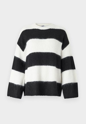 Črno-bela prugaasta pulover s prostim krojem, okroglim ovratnikom in dolgimi rokavi; narejen iz mehkega, puhastega materiala.