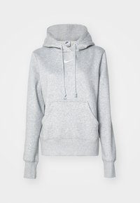 Grå hoodie med en framficka, dragsko på huven, och en liten vit Nike-logotyp på bröstet. Mjuk, texturerad tyg med ribbade ärmslut.