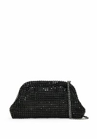 Bolso de mano negro hecho de material de cuentas con una forma estructurada. Cuenta con una correa de cadena plateada y un intrincado detalle de cuentas en toda su superficie.