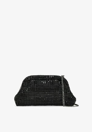 Bolso de mano negro hecho de material de cuentas con una forma estructurada. Cuenta con una correa de cadena plateada y un intrincado detalle de cuentas en toda su superficie.