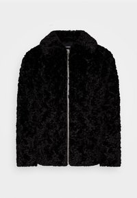 Svart fuskpälsjacka med dragkedja framtill. Har en krage och en mjuk, texturerad yta. Enkel design utan ytterligare utsmyckningar.