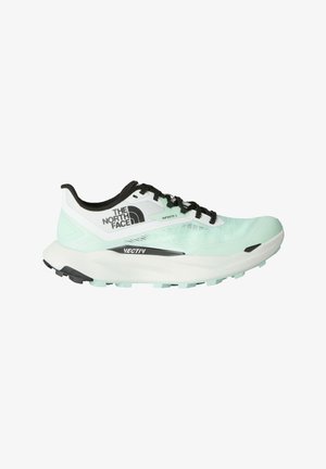 Lichtgroene en witte North Face hardloopschoen met zwarte veters, VECTIV-zool en "INFINITE 3"-label aan de zijkant.