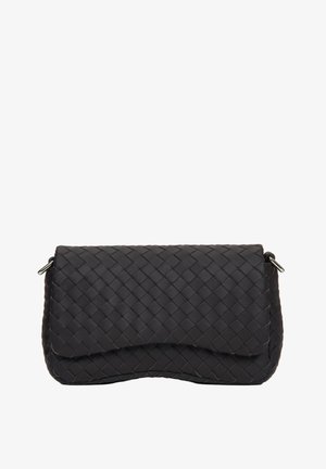 Zwarte handtas van geweven leer met een klepsluiting, voorzien van een gladde textuur en een gebogen vorm. Zilverkleurige metalen accenten aan de zijkanten.