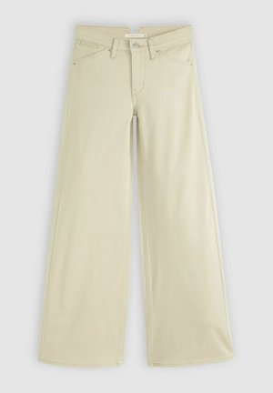 Jeans beige a gamba larga realizzati in denim con una texture liscia. Presentano una chiusura con bottone frontale, passanti per cintura e una design a cinque tasche.