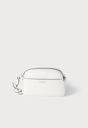 Weiße Umhängetasche aus strukturiertem Leder mit Reißverschluss, verstellbarem Riemen und silbernen Beschlägen. Verfügt über eine Vordertasche.