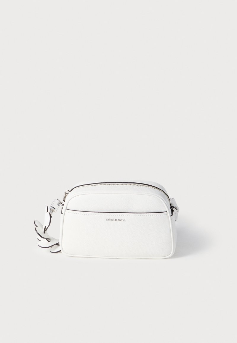 Λευκή τσάντα χιαστί από δερματίνη με υφή, με φερμουάρ, ρυθμιζόμενο λουράκι και ασημένιες μεταλλικές λεπτομέρειες. Διαθέτει εξωτερική τσέπη στο μπροστινό μέρος.