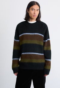 Strikket sweater i mørkegrøn med brede vandrette striber i brun, blå og oliven. Har en rund hals og ribbede manchetter. Blød tekstur.
