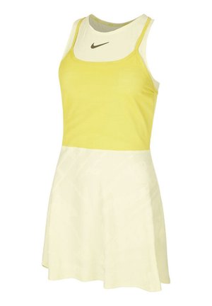 Robe de sport jaune avec un design sans manches, dotée d'un corsage jaune clair et d'une jupe évasée et texturée. Logo Nike sur la poitrine.