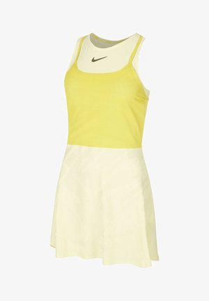 Abito sportivo giallo con design senza maniche, caratterizzato da un corpetto giallo chiaro e una gonna a ruota con texture. Logo Nike sul petto.