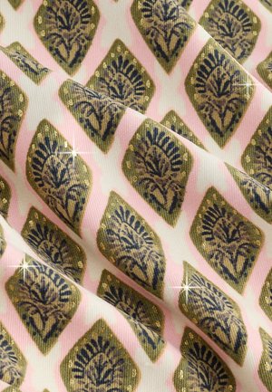 Textil mit einem wiederholenden Muster aus grünen und blauen Blattformen auf einem hellrosa Hintergrund, verziert mit goldenen Akzenten und einem schimmernden Glanz.