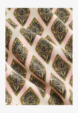 Textil mit einem wiederholenden Muster aus grünen und blauen Blattformen auf einem hellrosa Hintergrund, verziert mit goldenen Akzenten und einem schimmernden Glanz.