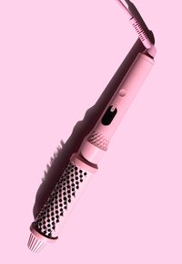 Brosse à cheveux ronde avec un manche en plastique rose, prise texturée et poils noirs. Dispose de boutons de contrôle pour le fonctionnement et d'un cordon rose clair.