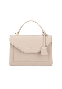 Borsa a tracolla in pelle beige chiaro con un design strutturato, manico superiore, chiusura a pattina ripiegata e una piccola etichetta decorativa attaccata di lato.