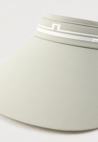 Lys grå stoff solskjerm med bred buet brem og hvit geometrisk stripe detalj på båndet.