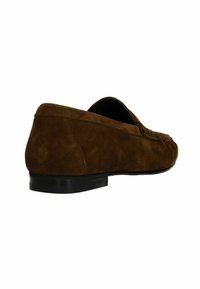 Bruine suède loafers met een lage zwarte hak, met een ronde vorm en gestikte details langs de bovenkant. Gladde textuur en minimalistisch ontwerp.