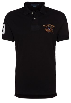 Czarna koszulka polo z krótkim rękawem, kołnierzykiem, dwoma guzikami, białą cyfrą 3 na rękawie oraz kolorowym logo Polo Ralph Lauren z koniem i jeźdźcem na piersi.