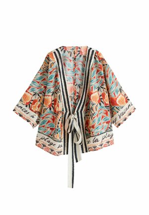 Blumenkimono mit orangefarbenen und türkisfarbenen Mustern, kurzen Ärmeln, offener Vorderseite, gebundener Taille und einem cremefarbenen Rand mit schwarzen Streifen und Text.