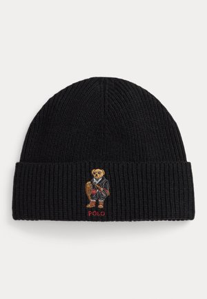 Must mustriga beanie mustri tekstuuriga, millel on tikkitud karu kujutis ülikonnas ja tekst "Polo" punases.