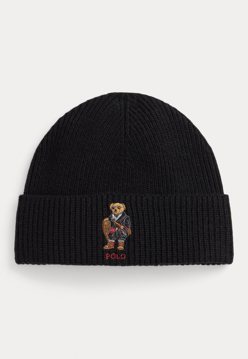 Must mustriga beanie mustri tekstuuriga, millel on tikkitud karu kujutis ülikonnas ja tekst "Polo" punases.