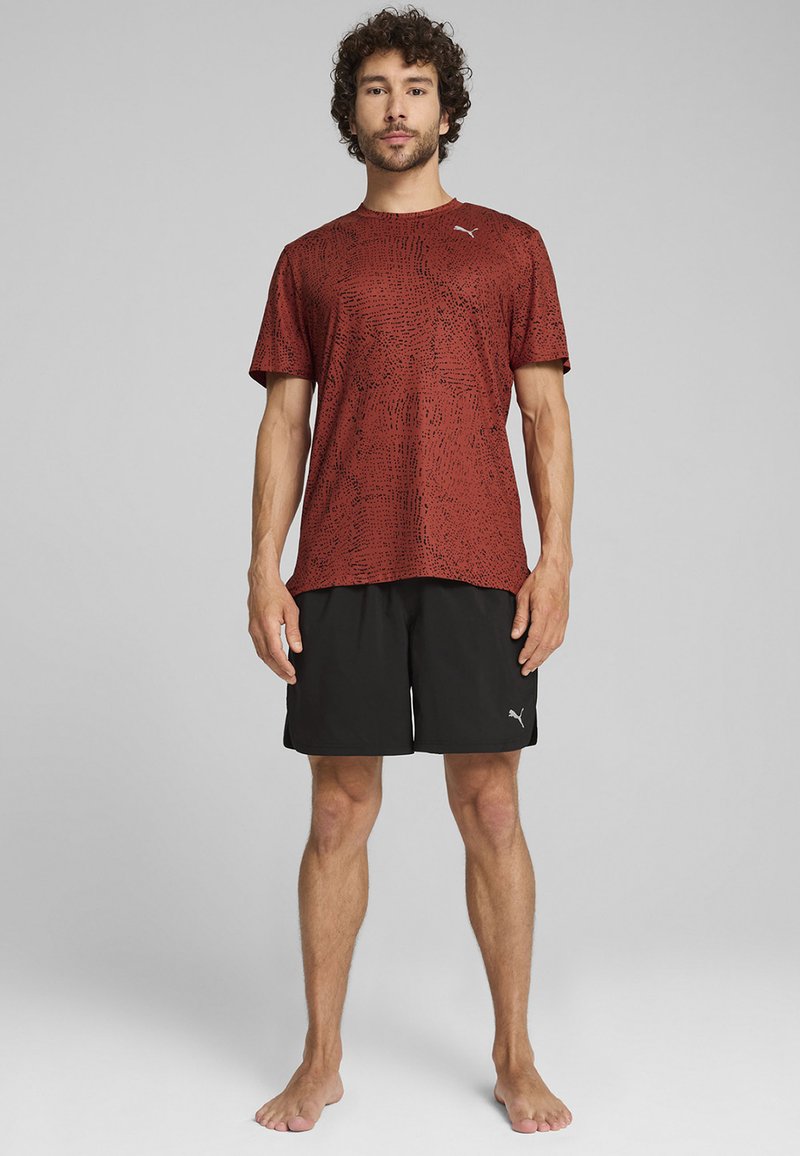 Puma STUDIO CLOUDSPUN - Trükipildiga T-särk - mars red