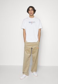 Nike Sportswear TREND PANT - Calças - khaki/team orange/khaki