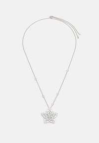 Strieborný náhrdelník má pendant v tvare hviezdy s jemnými detailmi a centrálnym drahokamom, doplnený menšími geometrickými článkami na reťazi.