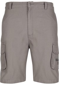 Shorts cargo gris fabriqués en tissu durable, dotés de deux poches latérales, d'une fermeture à bouton à l'avant et d'une texture douce et lisse.