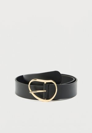Ceinture en cuir noir avec une boucle en métal dorée irrégulière, enroulée sur un fond clair neutre.
