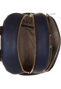 Bolso de mano de cuero sintético azul marino con forma redonda, que cuenta con dos compartimentos con cremallera y herrajes en tono dorado. Interior forrado con una tela estampada.