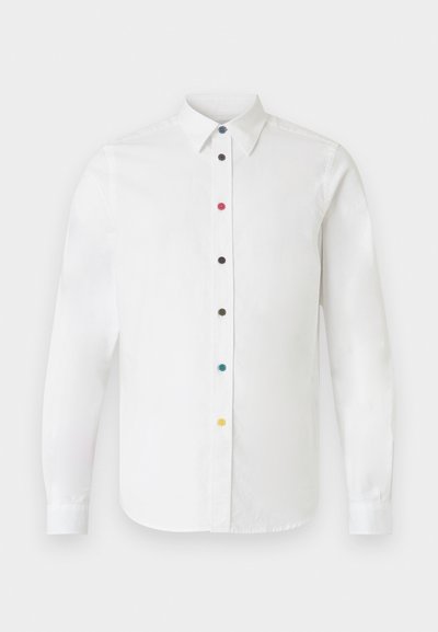 Chemise blanche boutonnée avec manches longues, col classique et boutons multicolores le long de la patte de boutonnage avant. Texture lisse.
