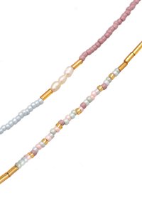 Perlekæde med pastelfarver: pink, blå og grøn. Inkluderer runde perler og gyldne accenter med varierede teksturer og størrelser.