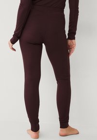 Bordeaux leggings lavet af strækbart, blødt materiale, med en mid-rise talje og tætsiddende ben med passede manchetter.