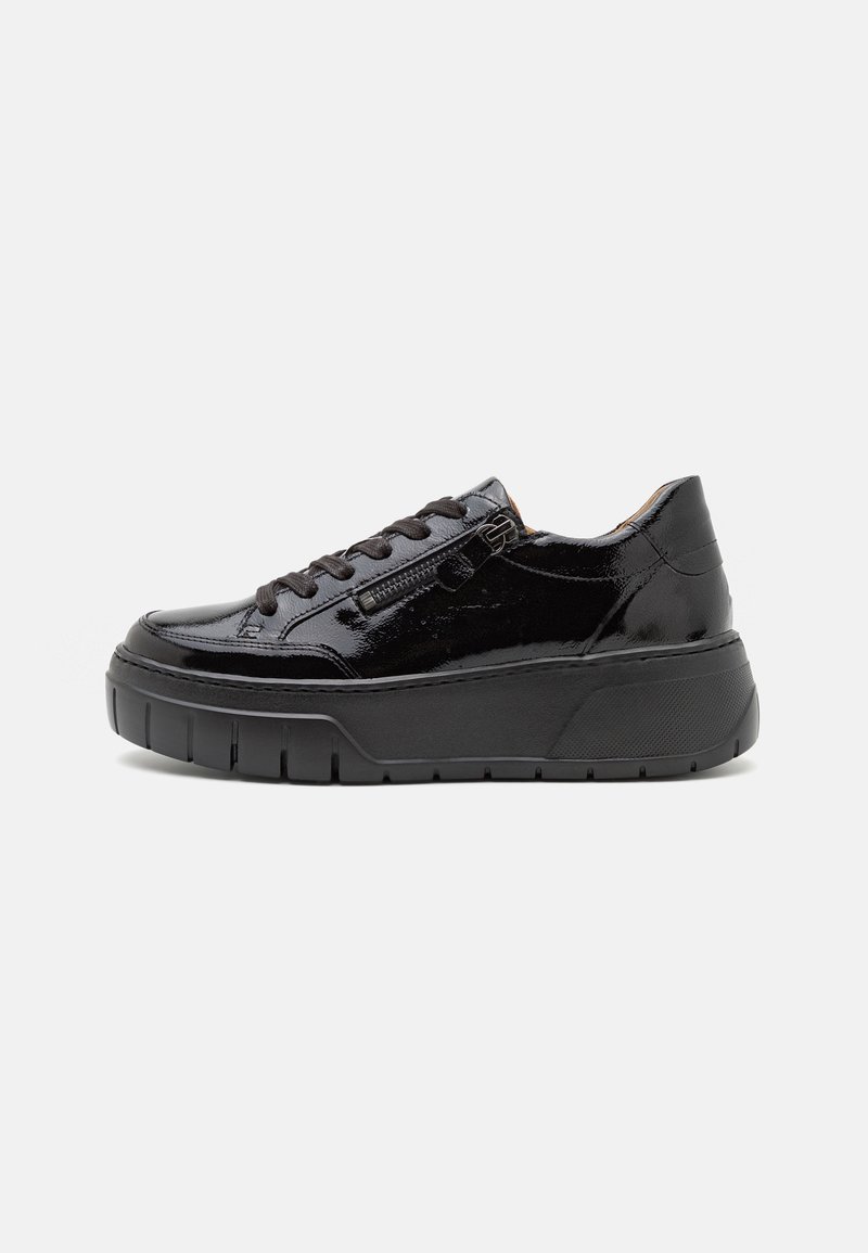 Baskets à plateforme en cuir verni noir avec semelle épaisse, fermeture éclair latérale et lacets, vues de côté extérieur sur un fond gris clair.