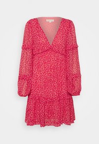 Mini abito rosso con stampa leopardata rosa, scollo a V, maniche lunghe a sbuffo e orlo arricciato su sfondo semplice.