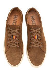 Baskets en daim marron avec lacets plats, bout rond et semelle en caoutchouc beige. Présentent une accentuation de bande multicolore près des lacets.